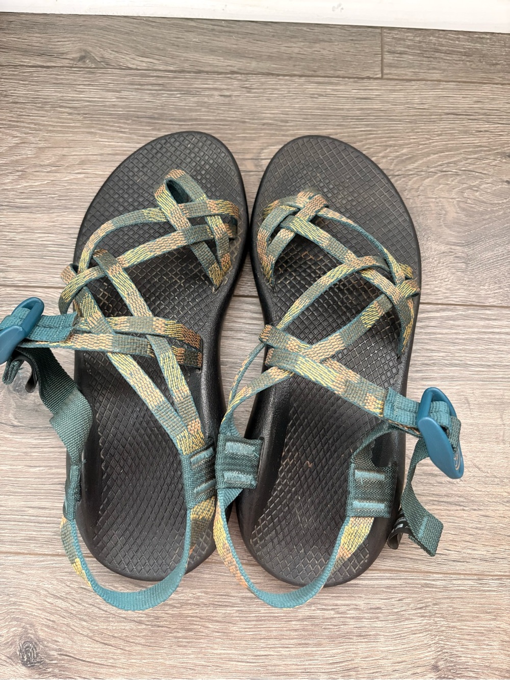 Double strapped Chacos with toe loop - Picture 4 of 5